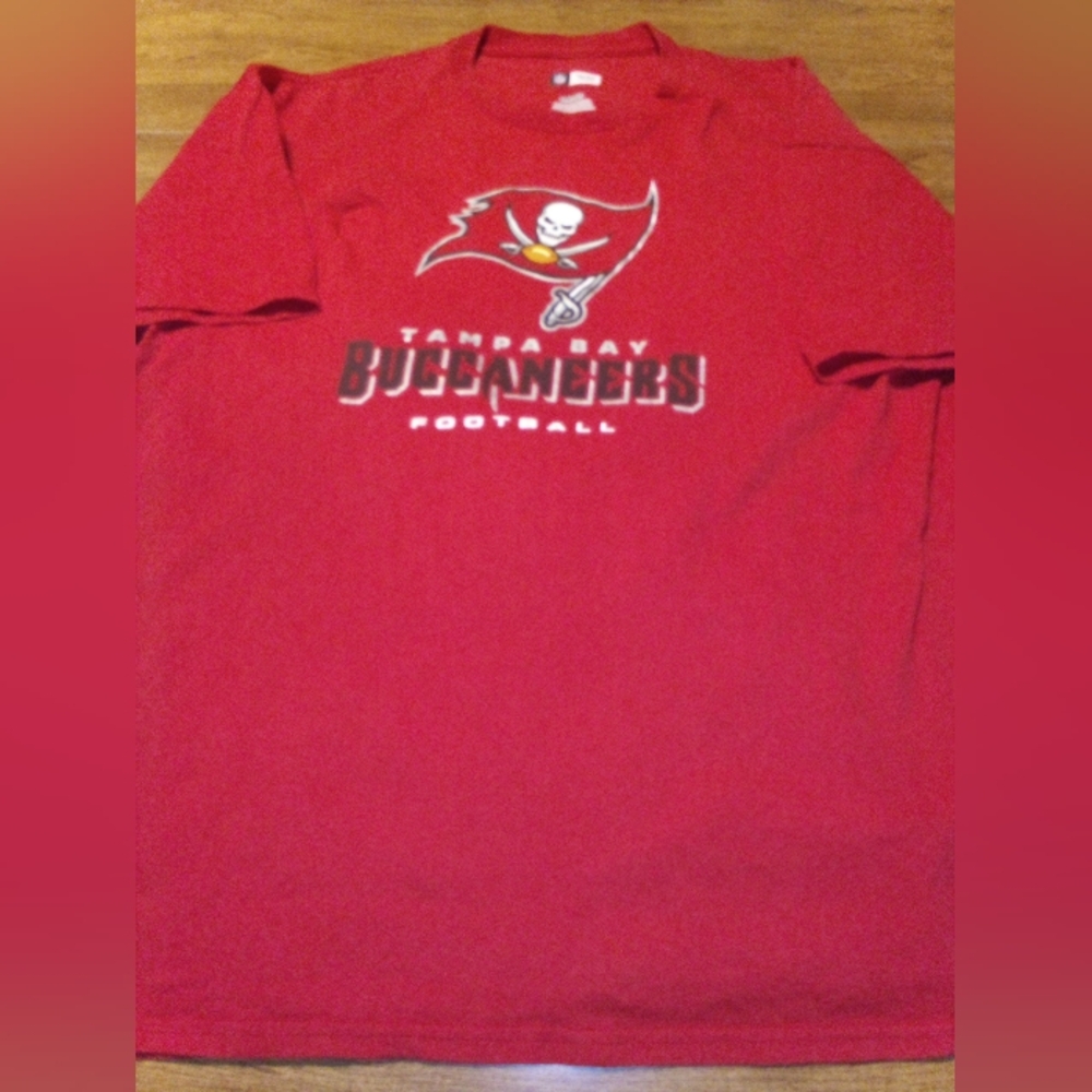 Tampa Bay Buccaneers NFL Team Apparel Skull And Crossed Swords Red XL T-Shirt